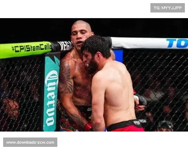 佩雷拉速胜一回合KO对手，成UFC史上首位三冠王